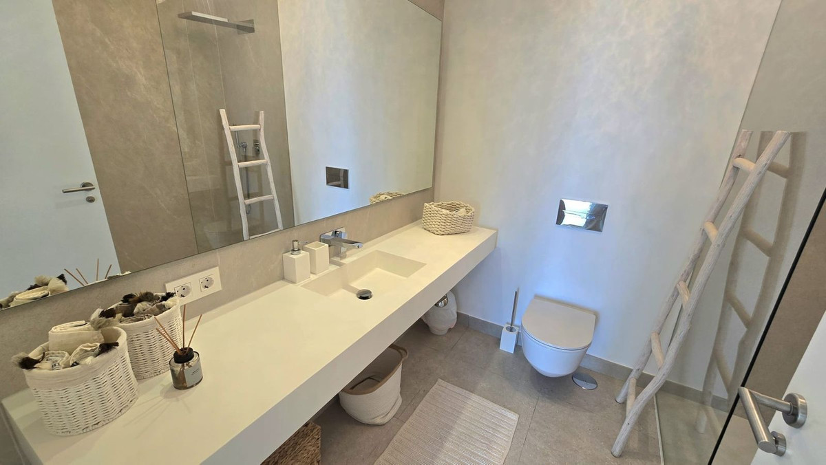 2 Bedroom Apartment in Benahavís - Photo 21