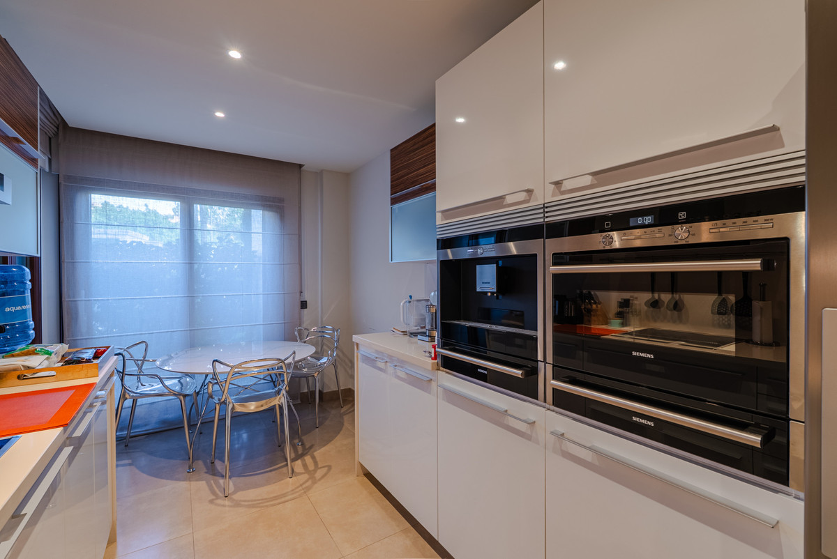 3 Bedroom Apartment in Estepona - Photo 19