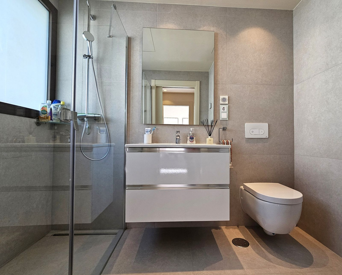 4 Bedroom Townhouse in Estepona - Photo 26
