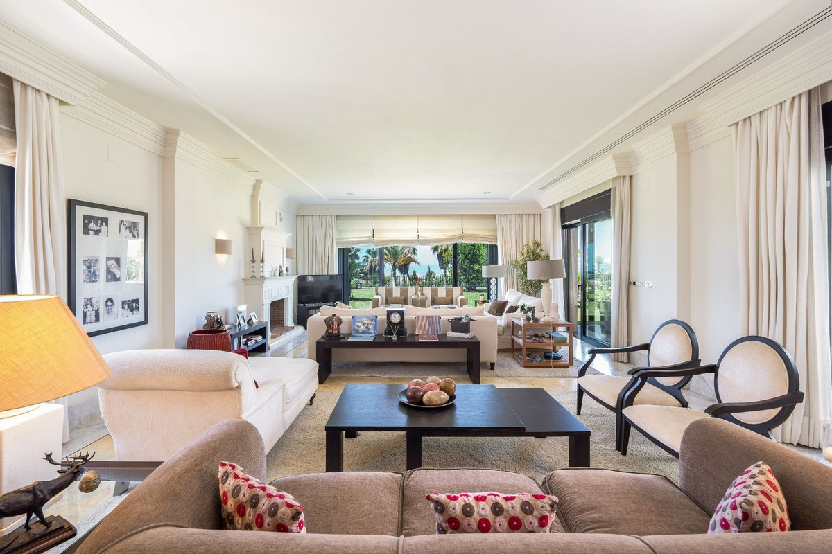 6 Bedroom Villa in Marbella - Photo 3