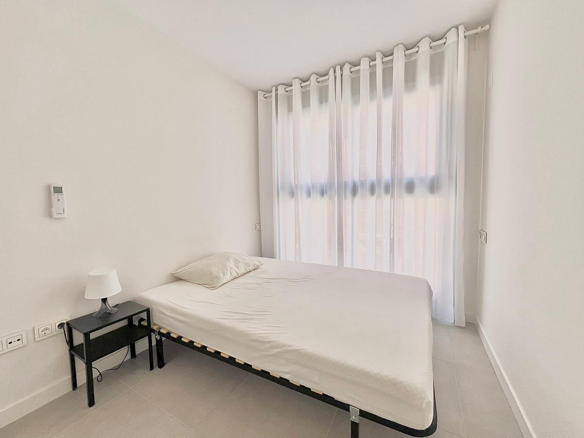 2 Bedroom Apartment in Fuengirola - Photo 8