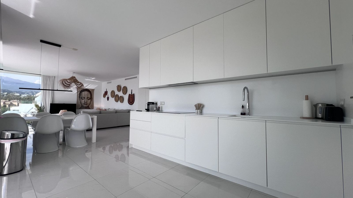 3 Bedroom Penthouse in Estepona - Photo 8