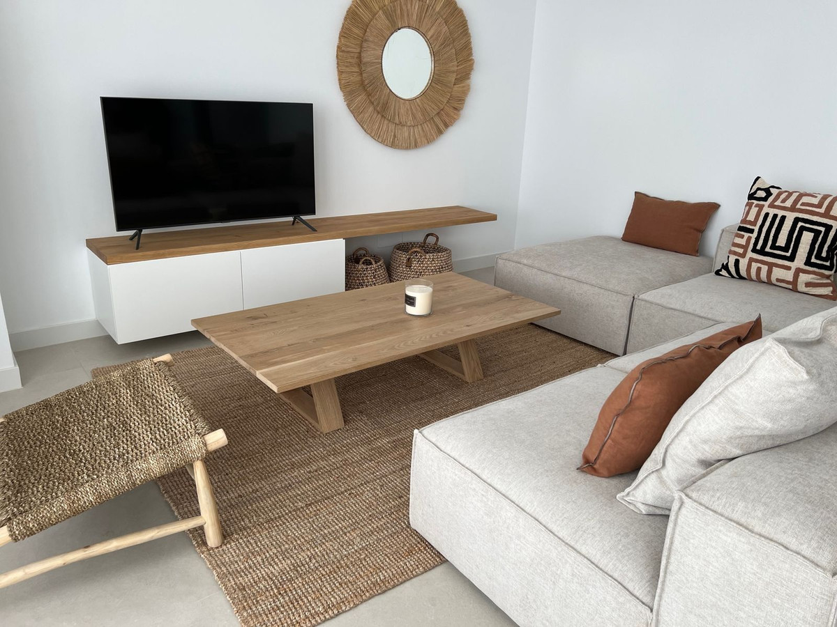 4 Bedroom Apartment in Estepona - Photo 10