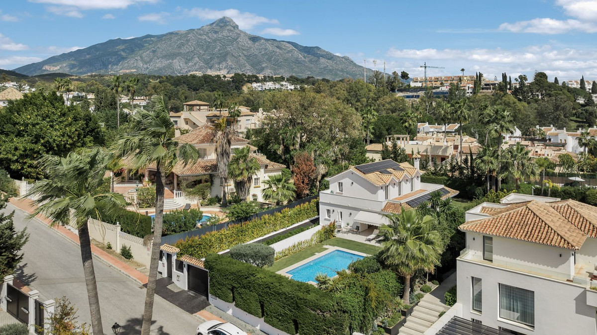 4 Bedroom Villa in Marbella - Photo 24
