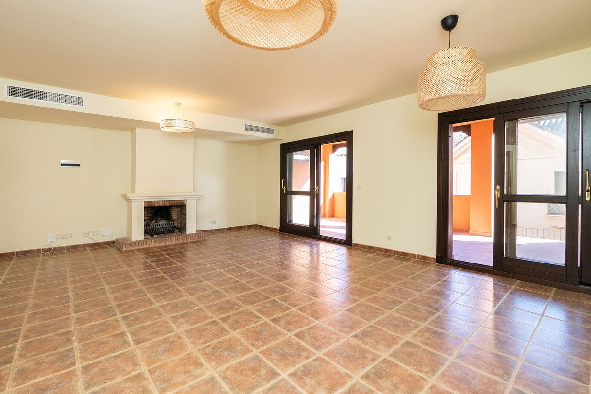 4 Bedroom Townhouse in Estepona - Photo 8