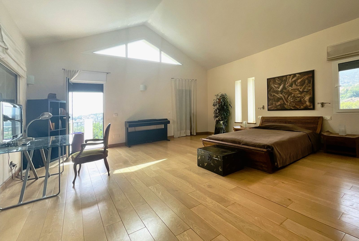 6 Bedroom Villa in Marbella - Photo 18