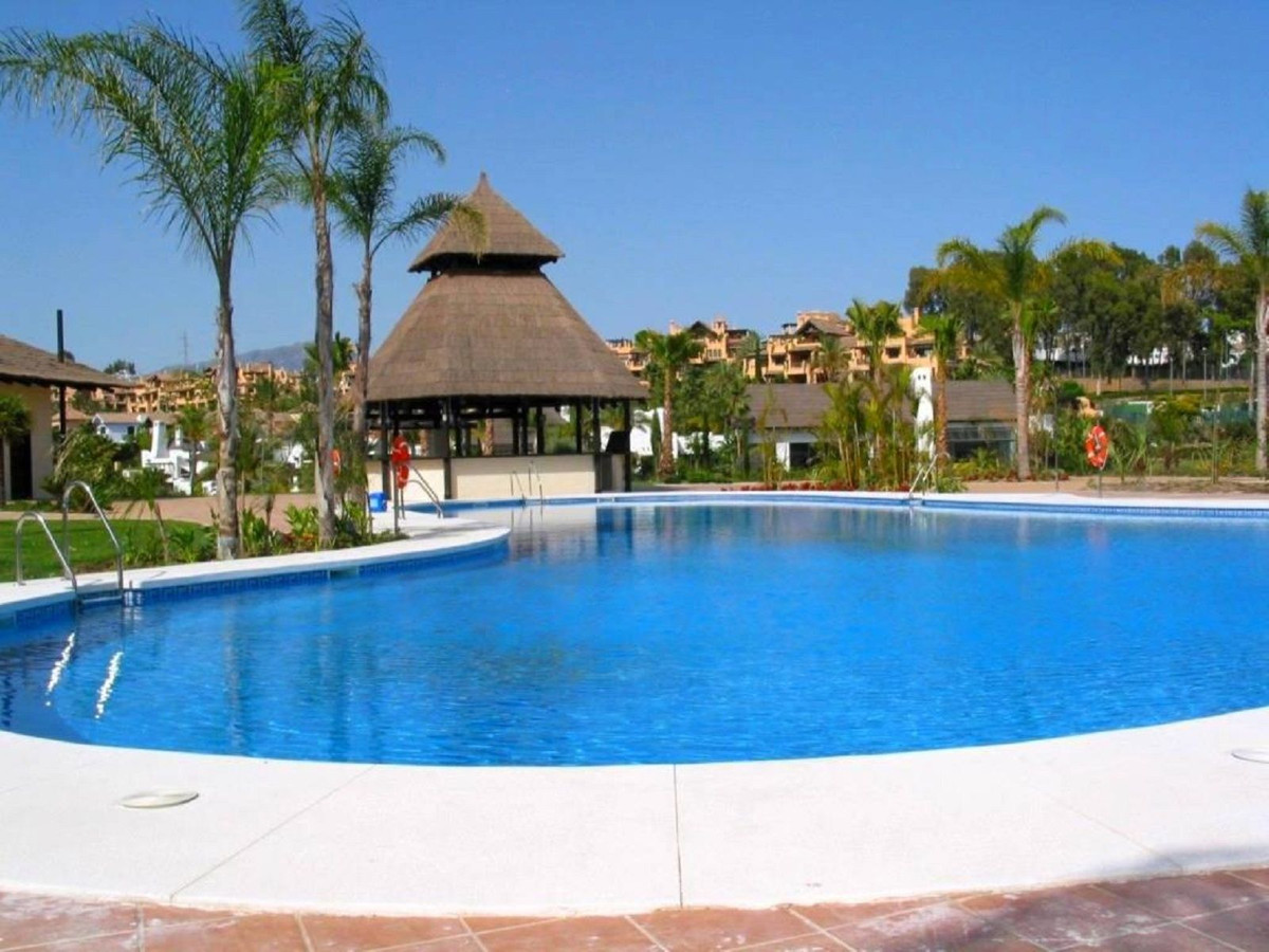 2 Bedroom Apartment in Estepona - Photo 2