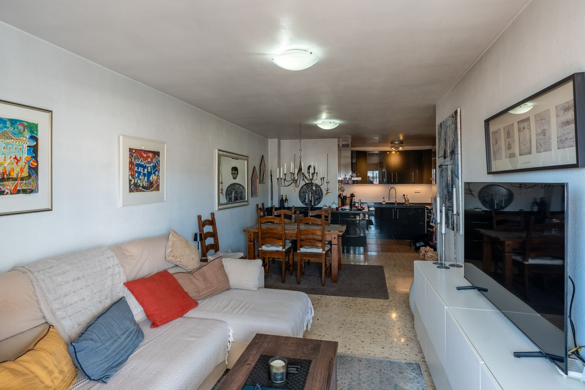 2 Bedroom Apartment in Fuengirola - Photo 3