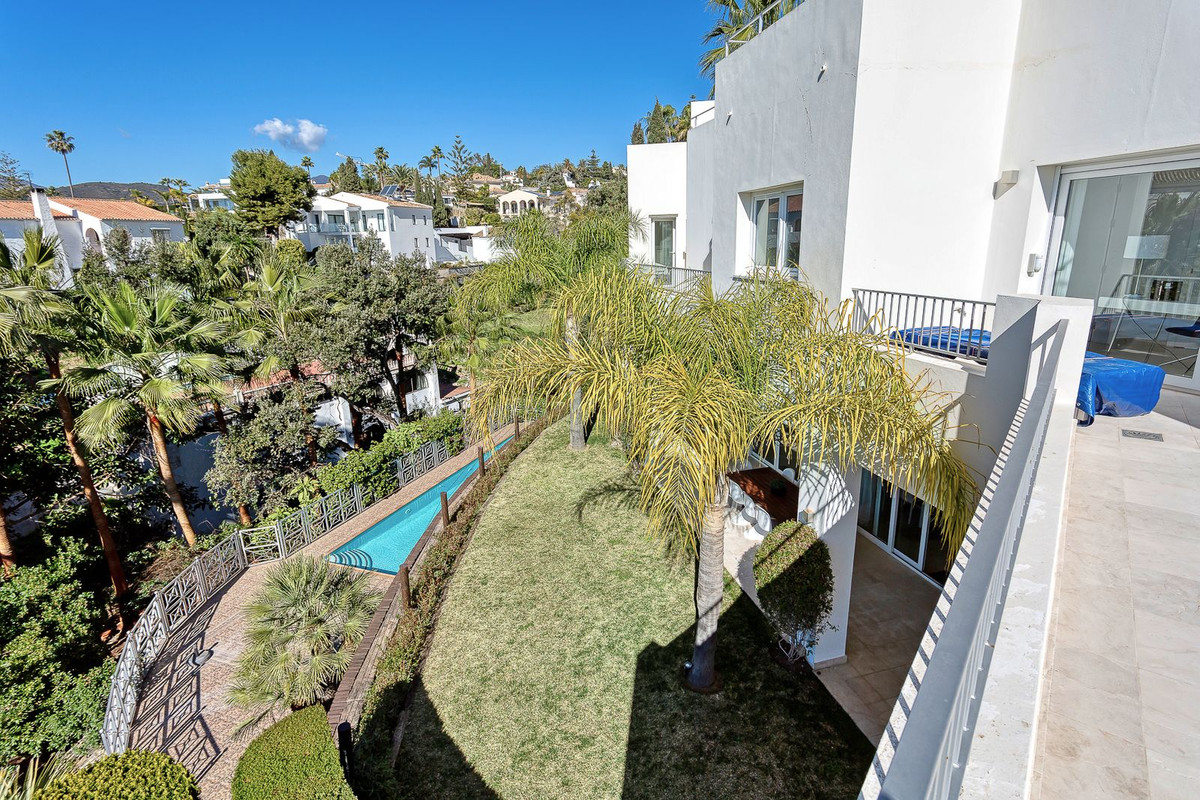 4 Bedroom Villa in Marbella - Photo 38
