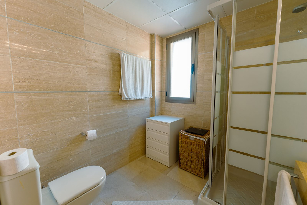 2 Bedroom Apartment in Estepona - Photo 28