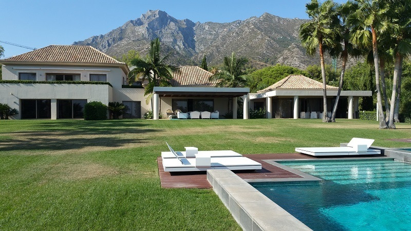 9 Bedroom Villa in Marbella - Photo 2