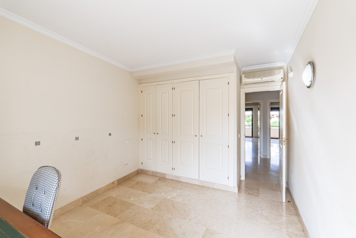 4 Bedroom Townhouse in Estepona - Photo 24