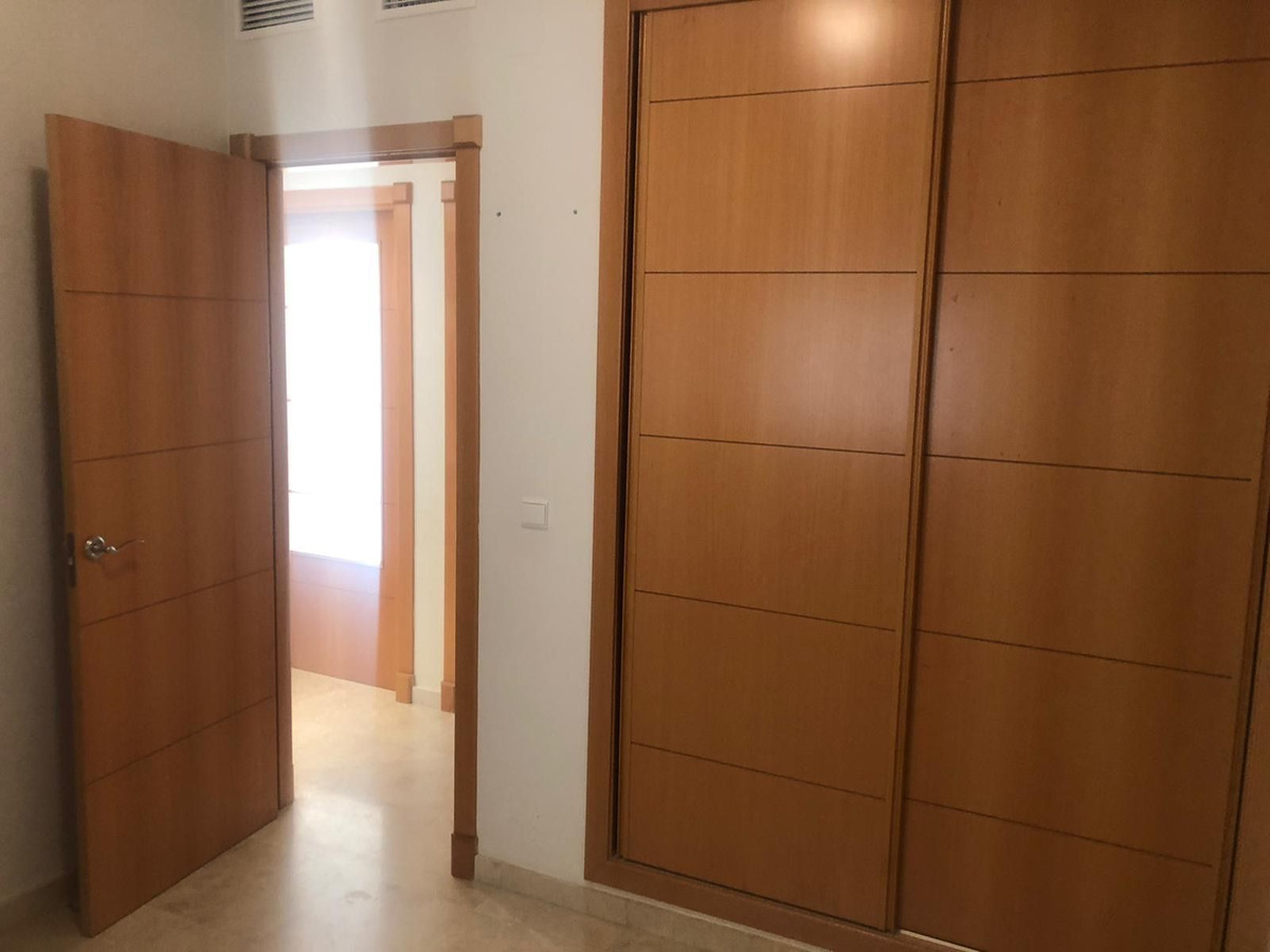 2 Bedroom Apartment in Benalmádena - Photo 20
