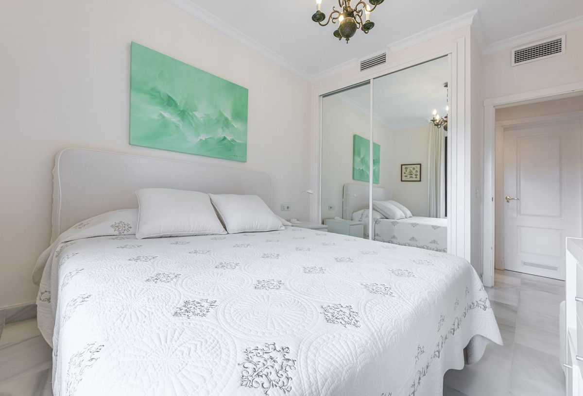 4 Bedroom Penthouse in Estepona - Photo 15
