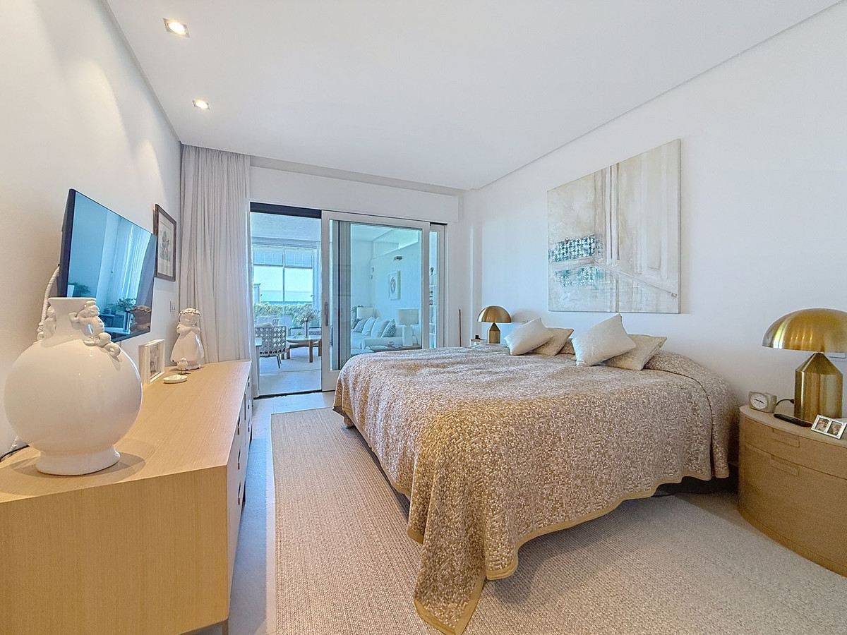 2 Bedroom Apartment in Estepona - Photo 9