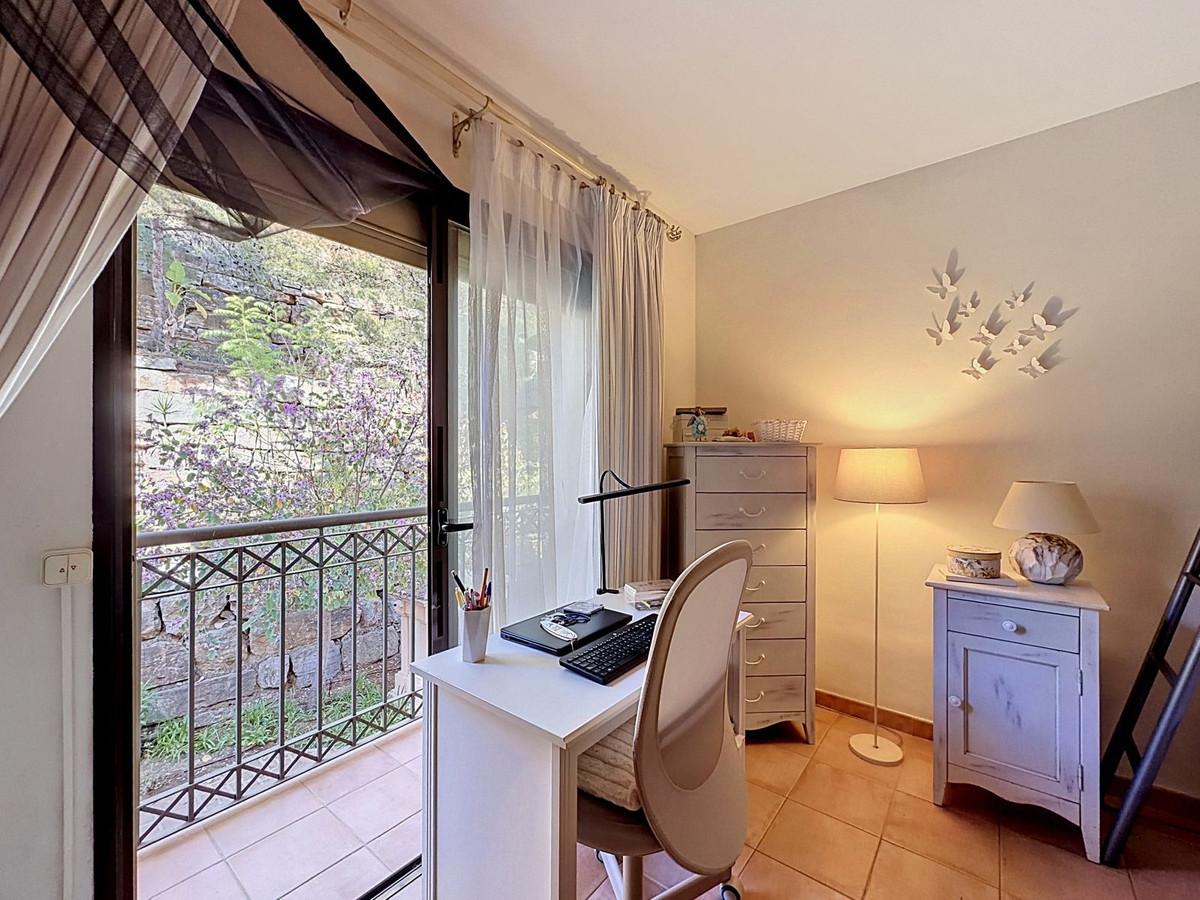 2 Bedroom Apartment in Marbella - Photo 12