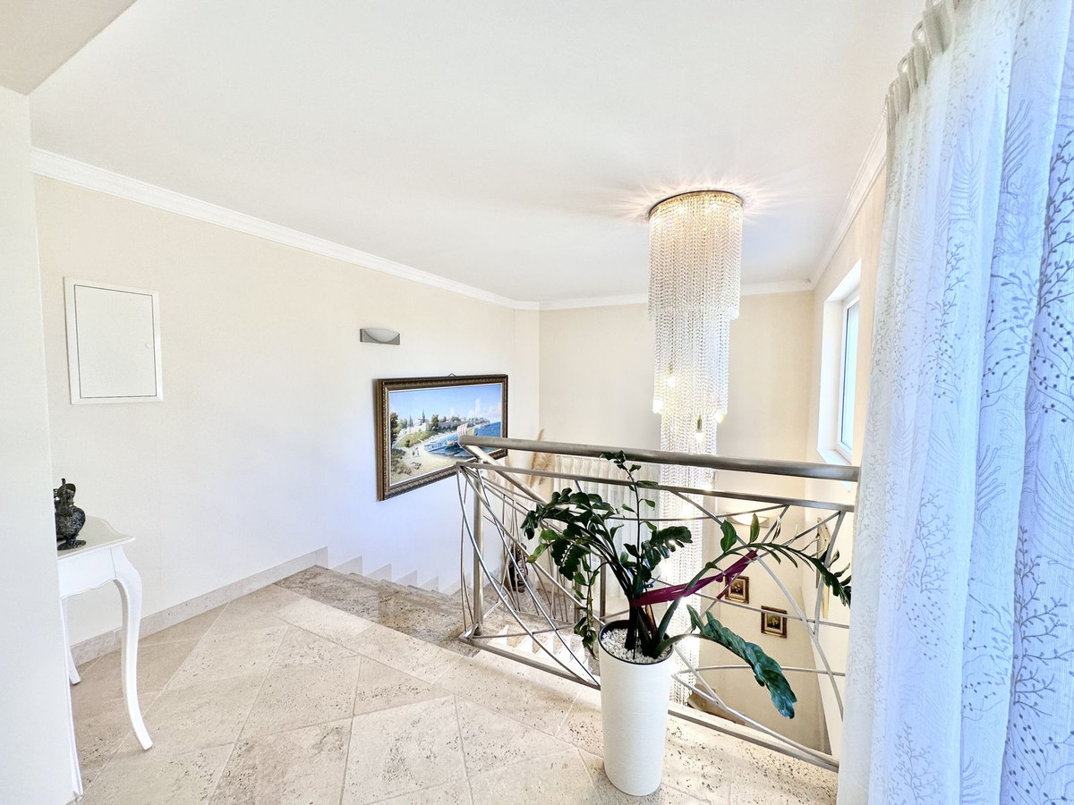 6 Bedroom Villa in Marbella - Photo 24