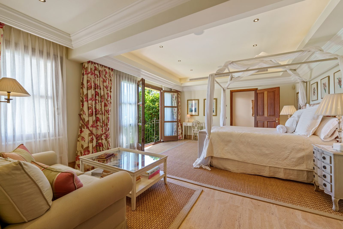 6 Bedroom Villa in Marbella - Photo 22