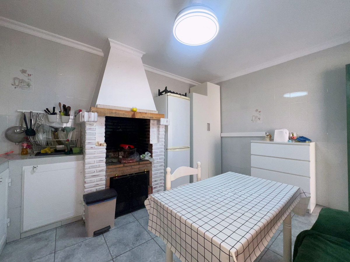 4 Bedroom Townhouse in Coín - Photo 19