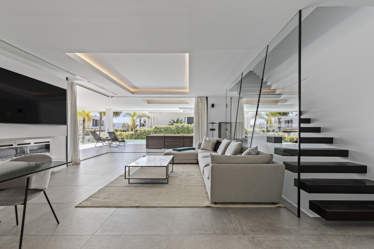 4 Bedroom Villa in Estepona - Photo 11