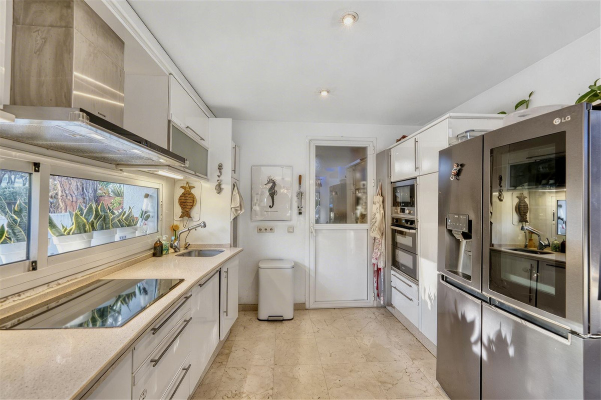 4 Bedroom Villa in Estepona - Photo 6