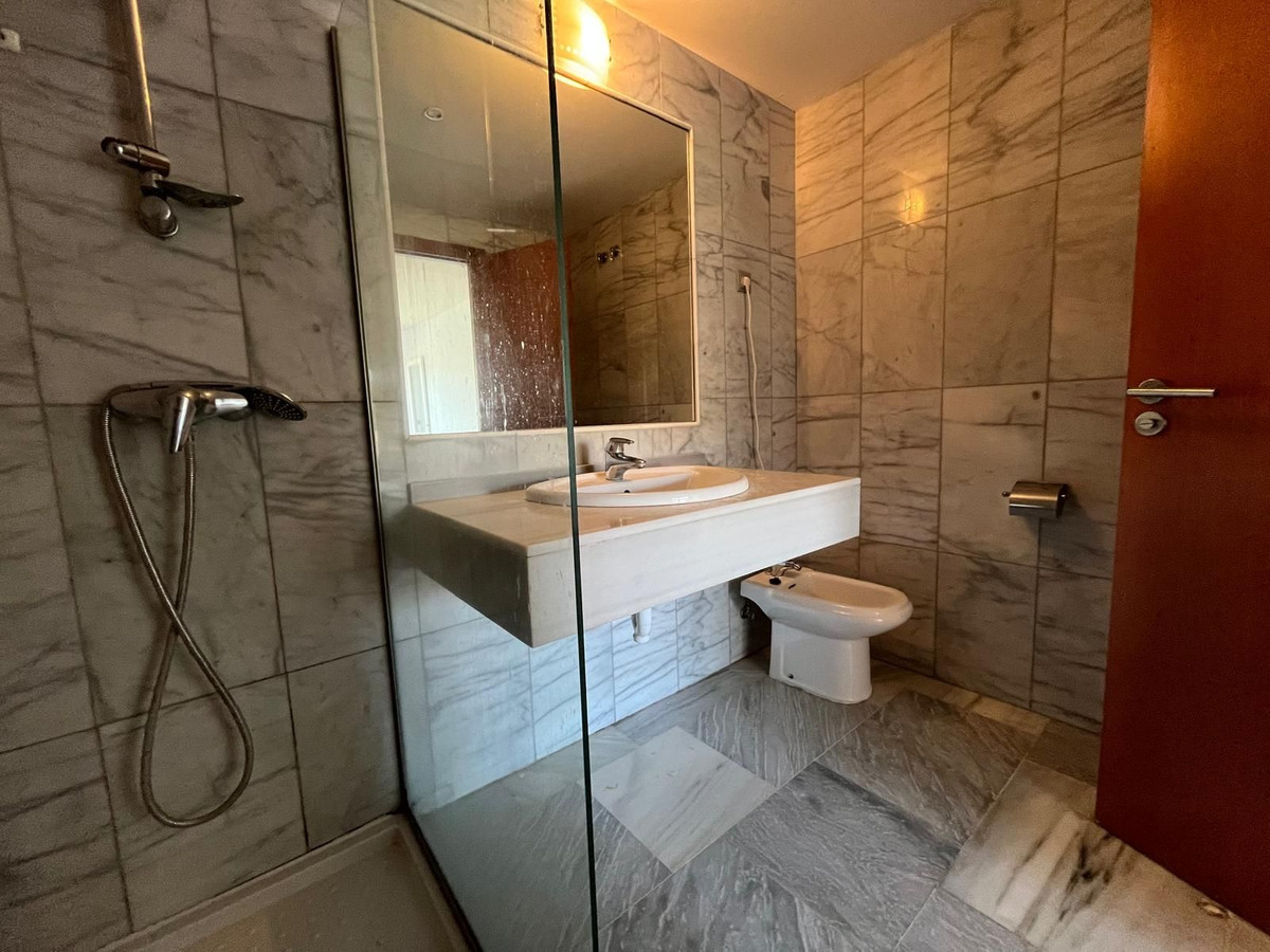 2 Bedroom Apartment in Benahavís - Photo 20