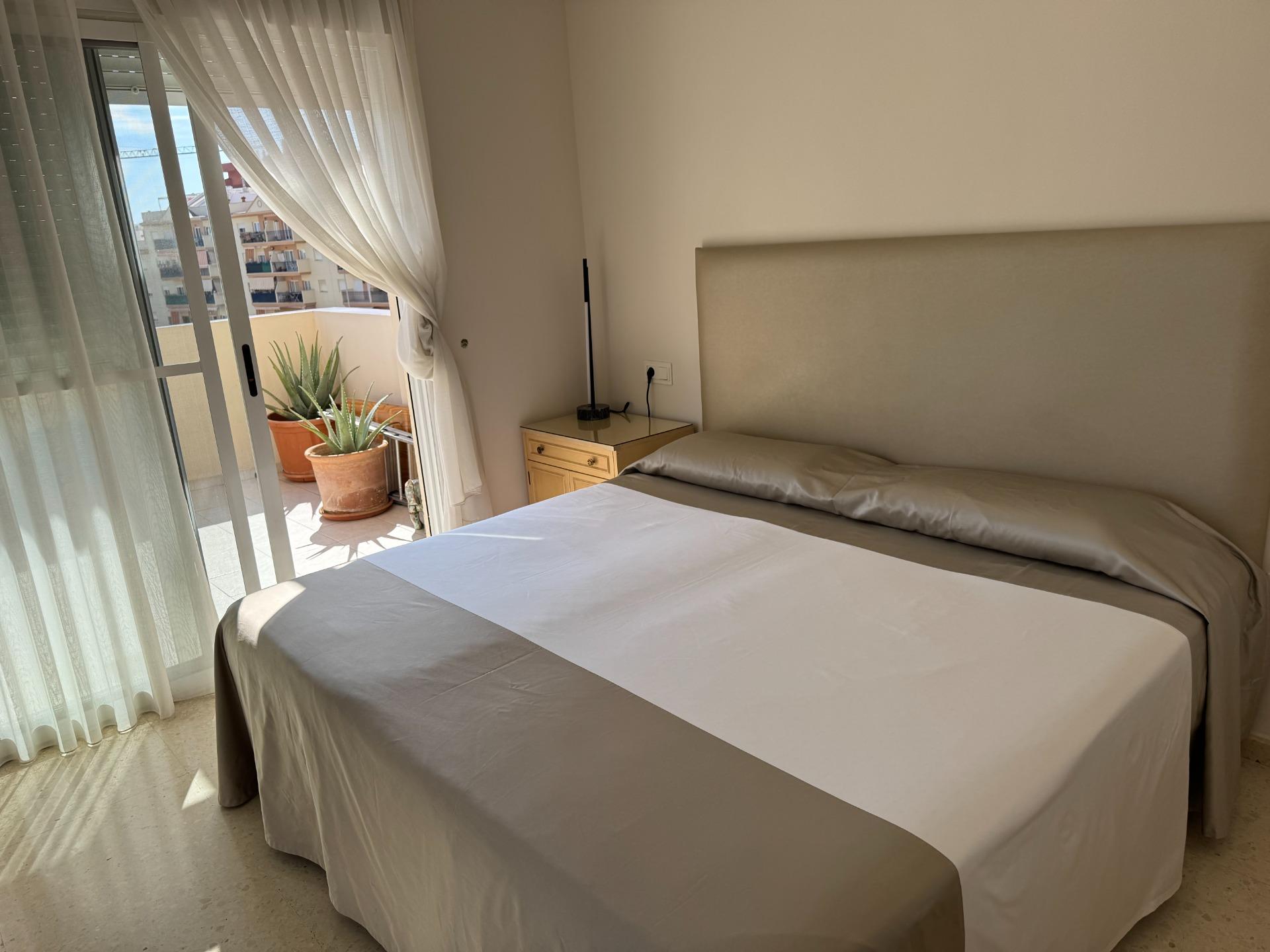 4 Bedroom Penthouse in Estepona - Photo 10