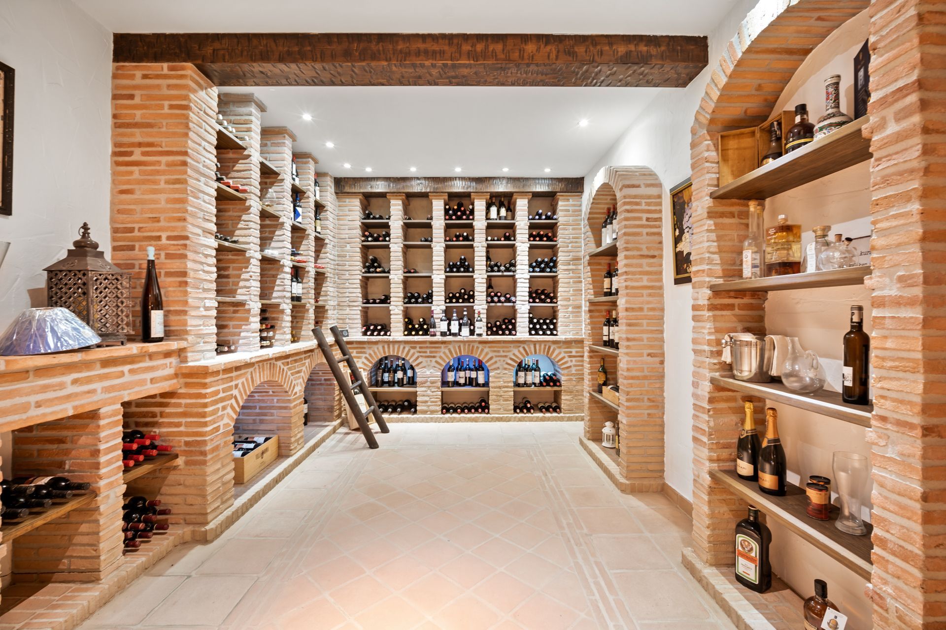6 Bedroom Villa in Estepona - Photo 12