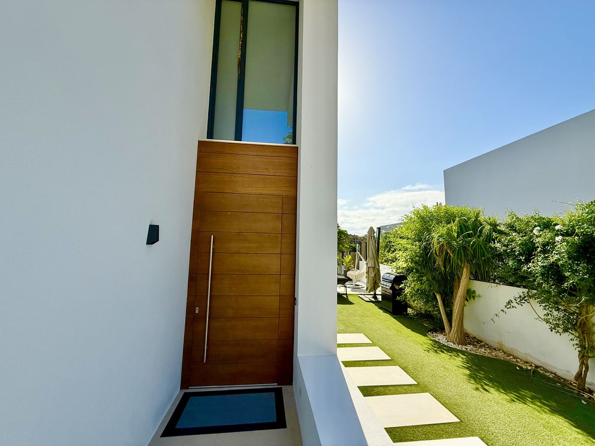 4 Bedroom Villa in Estepona - Photo 60
