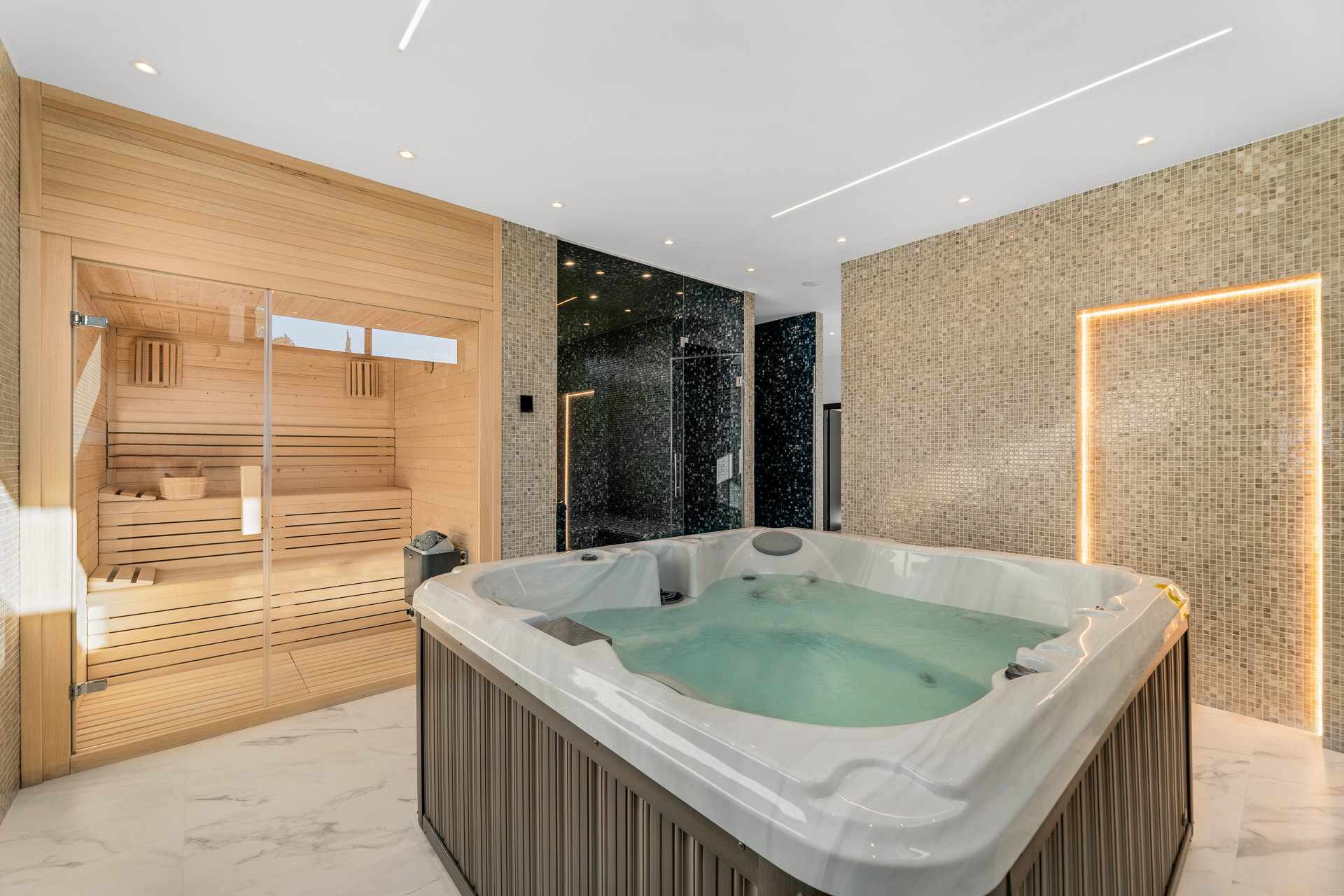 6 Bedroom Villa in Estepona - Photo 17