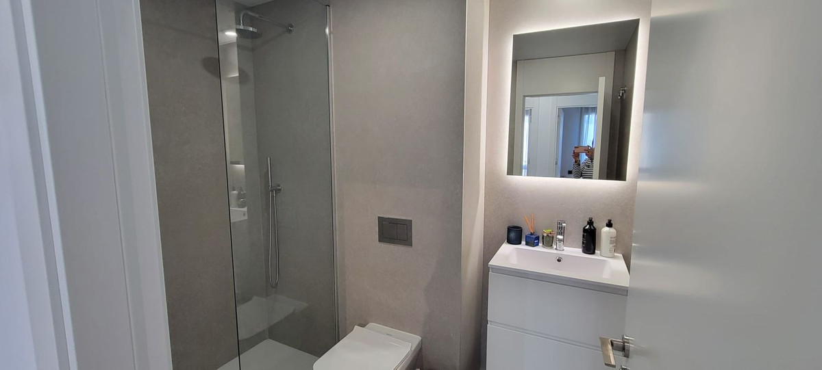 Piso de 2 dormitorios con piscina en Málaga – Foto 6
