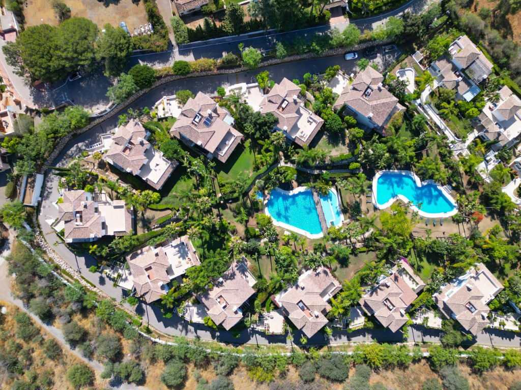 5 Bedroom Villa in Marbella - Photo 2