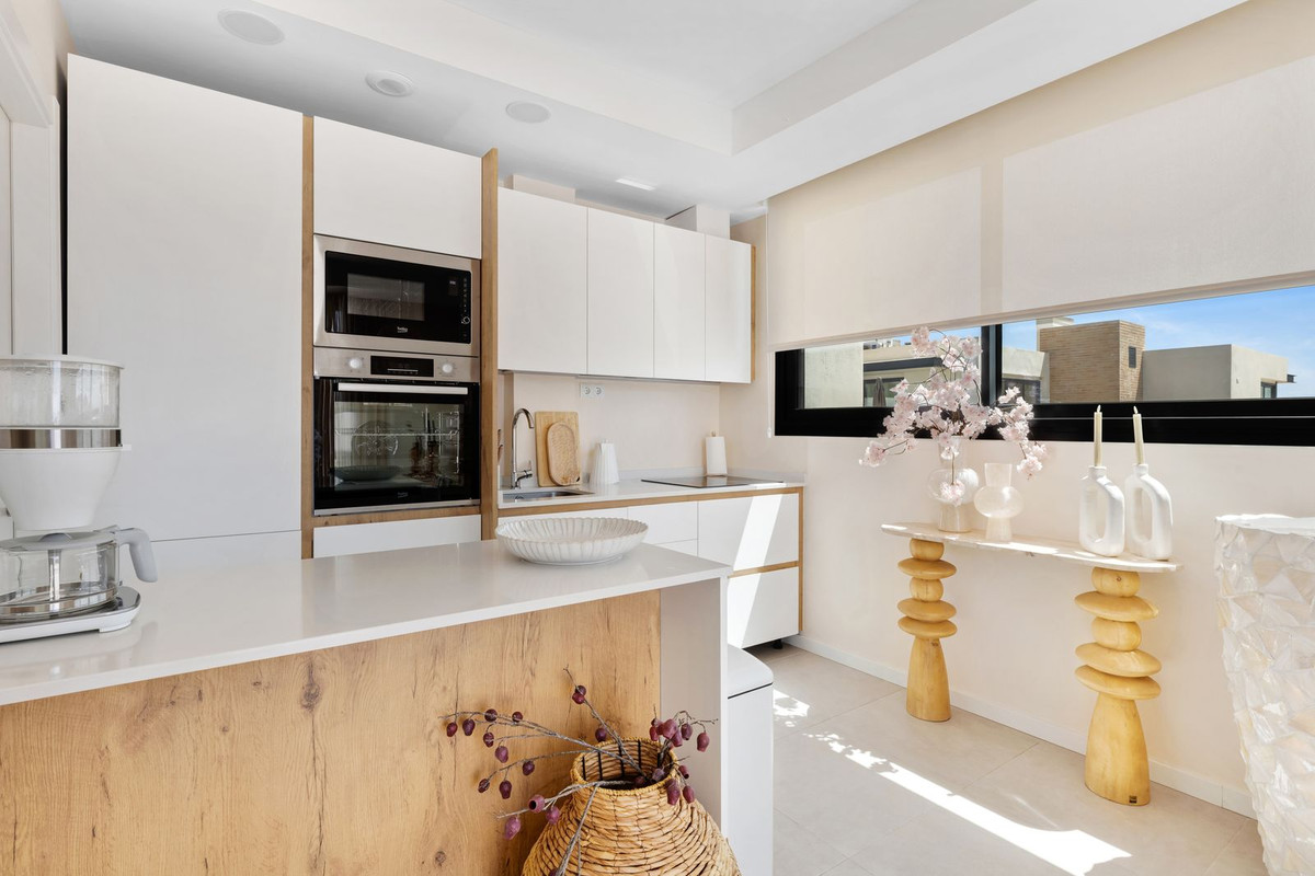 2 Bedroom Penthouse in Estepona - Photo 9