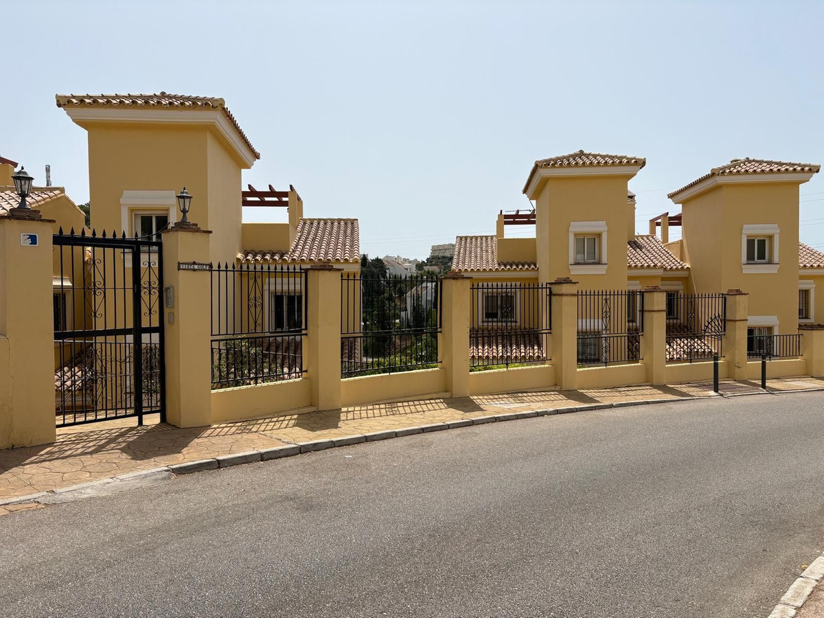 3-bedroom villa with pool in Malaga, Spain – Photo 11