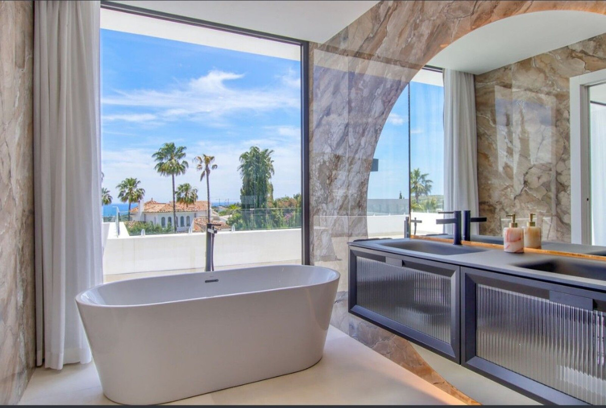 4 Bedroom Villa in Estepona - Photo 20