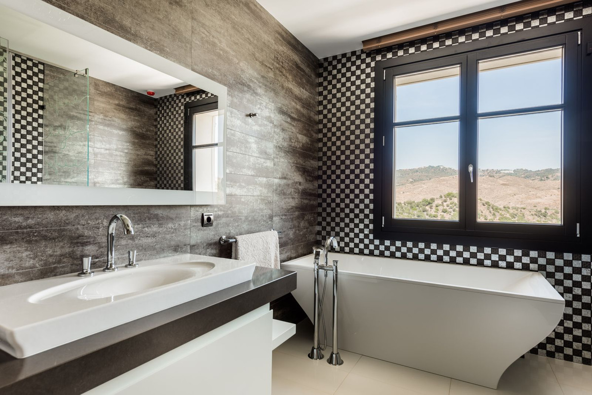 7 Bedroom Villa in Marbella - Photo 29
