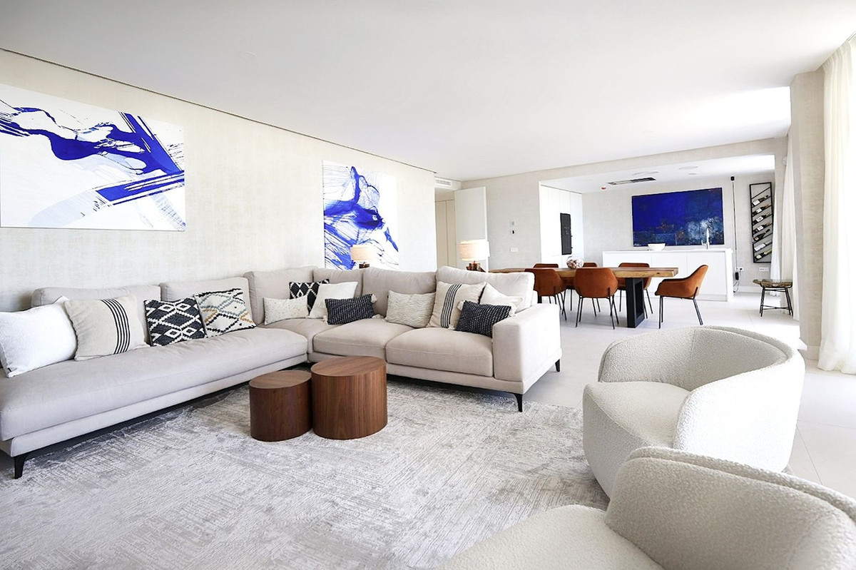 4 Bedroom Apartment in Estepona - Photo 9