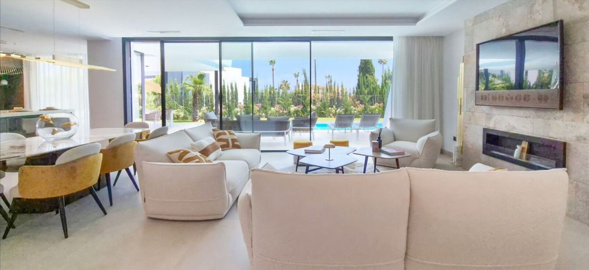4 Bedroom Villa in Estepona - Photo 2