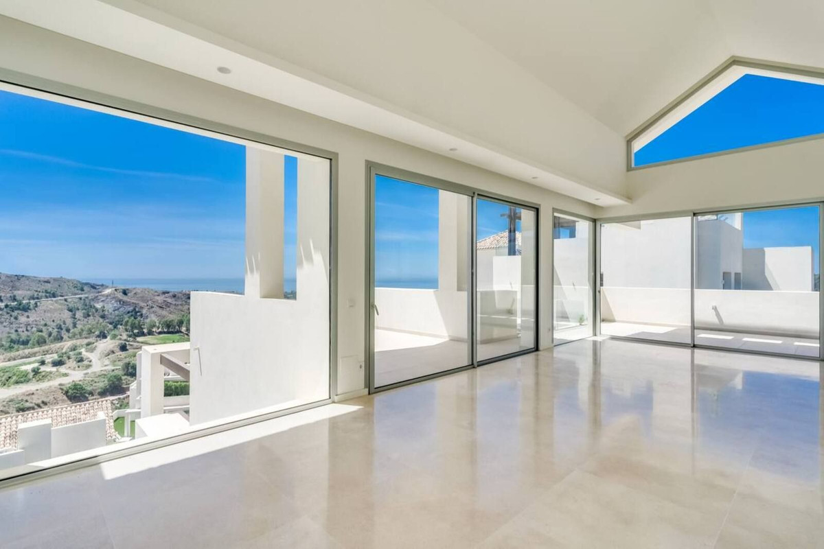 4 Bedroom Penthouse in Benahavís - Photo 3