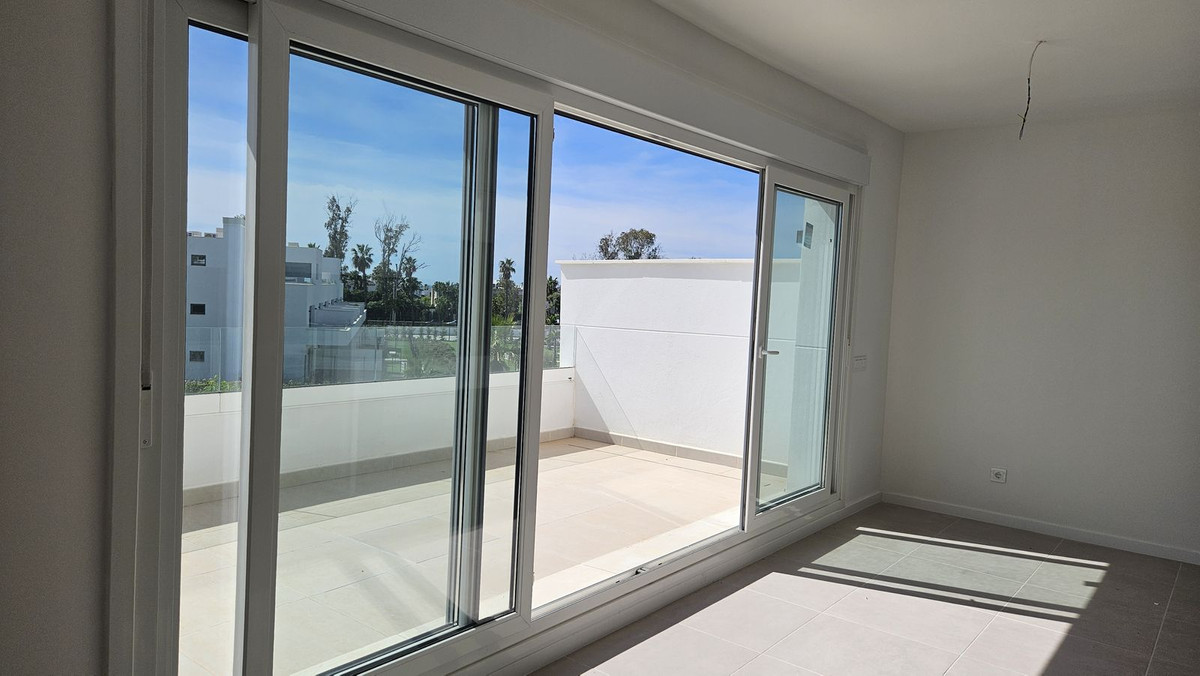 2 Bedroom Apartment in Estepona - Photo 12