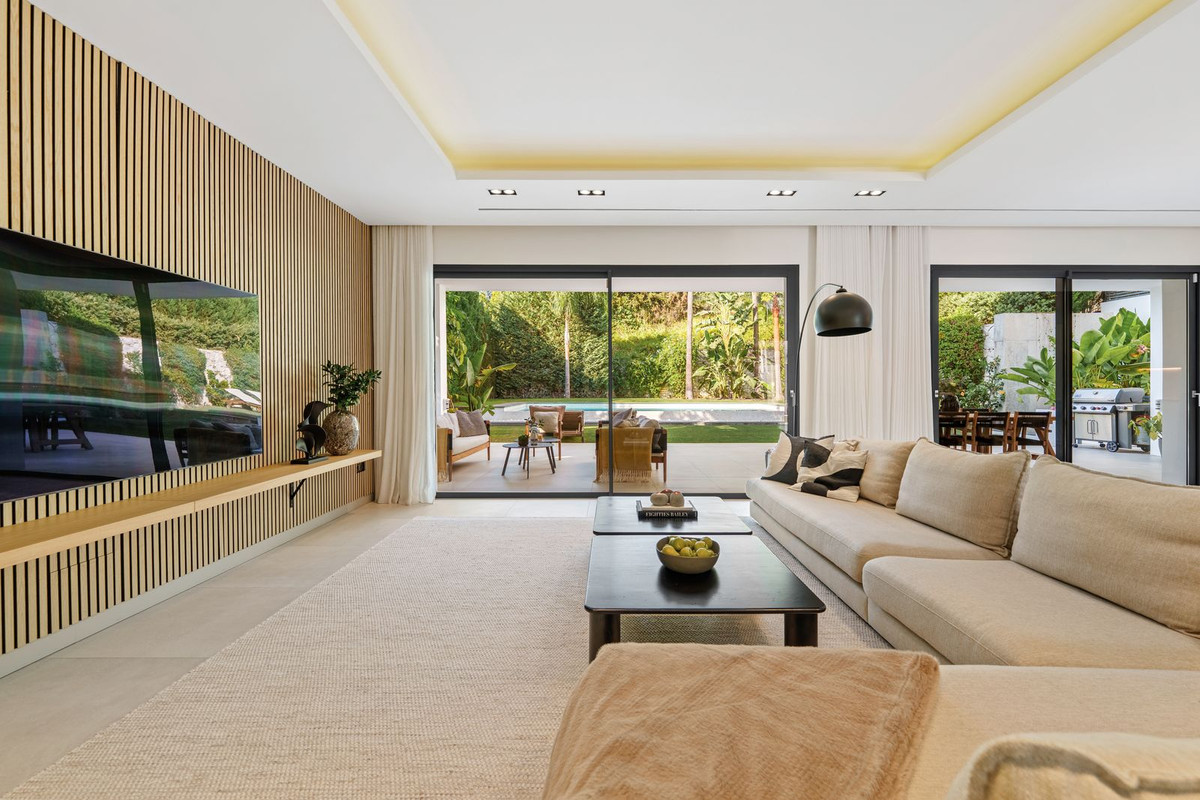 5 Bedroom Villa in Marbella - Photo 14