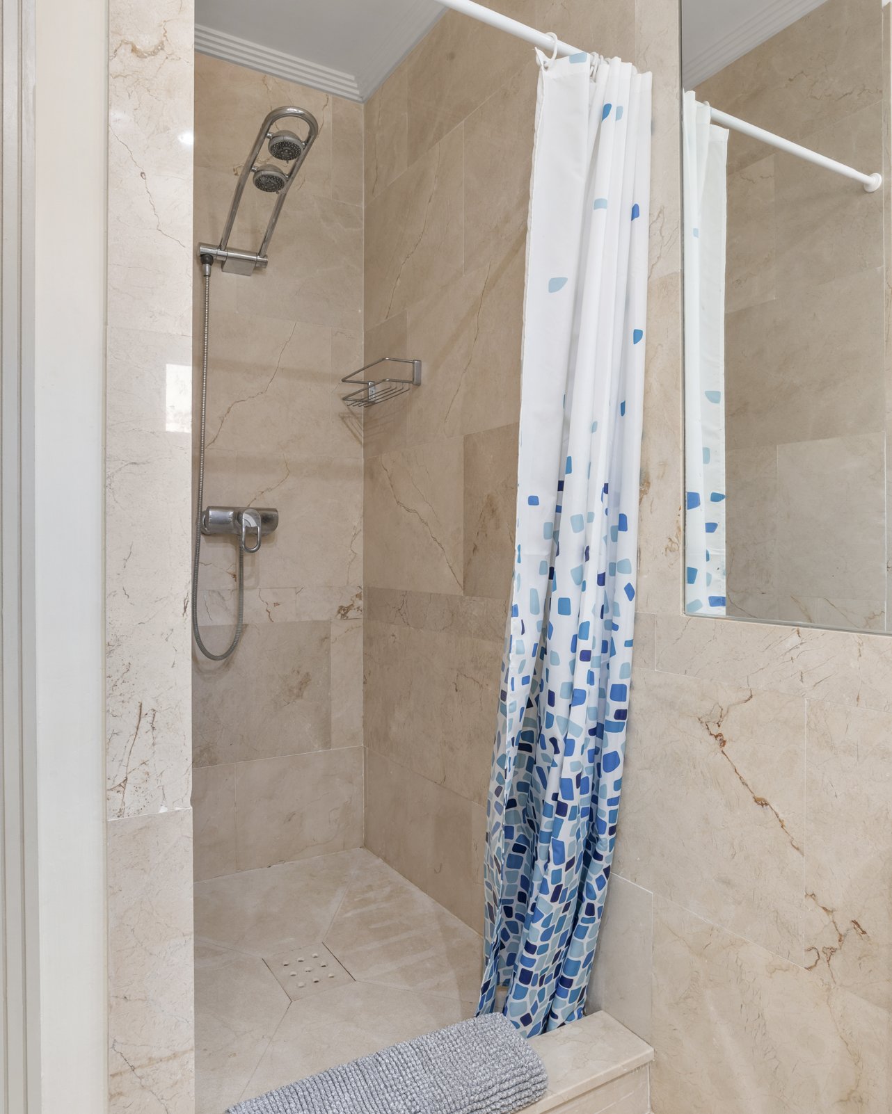 Chalet de 4 dormitorios con piscina en Málaga – Foto 3