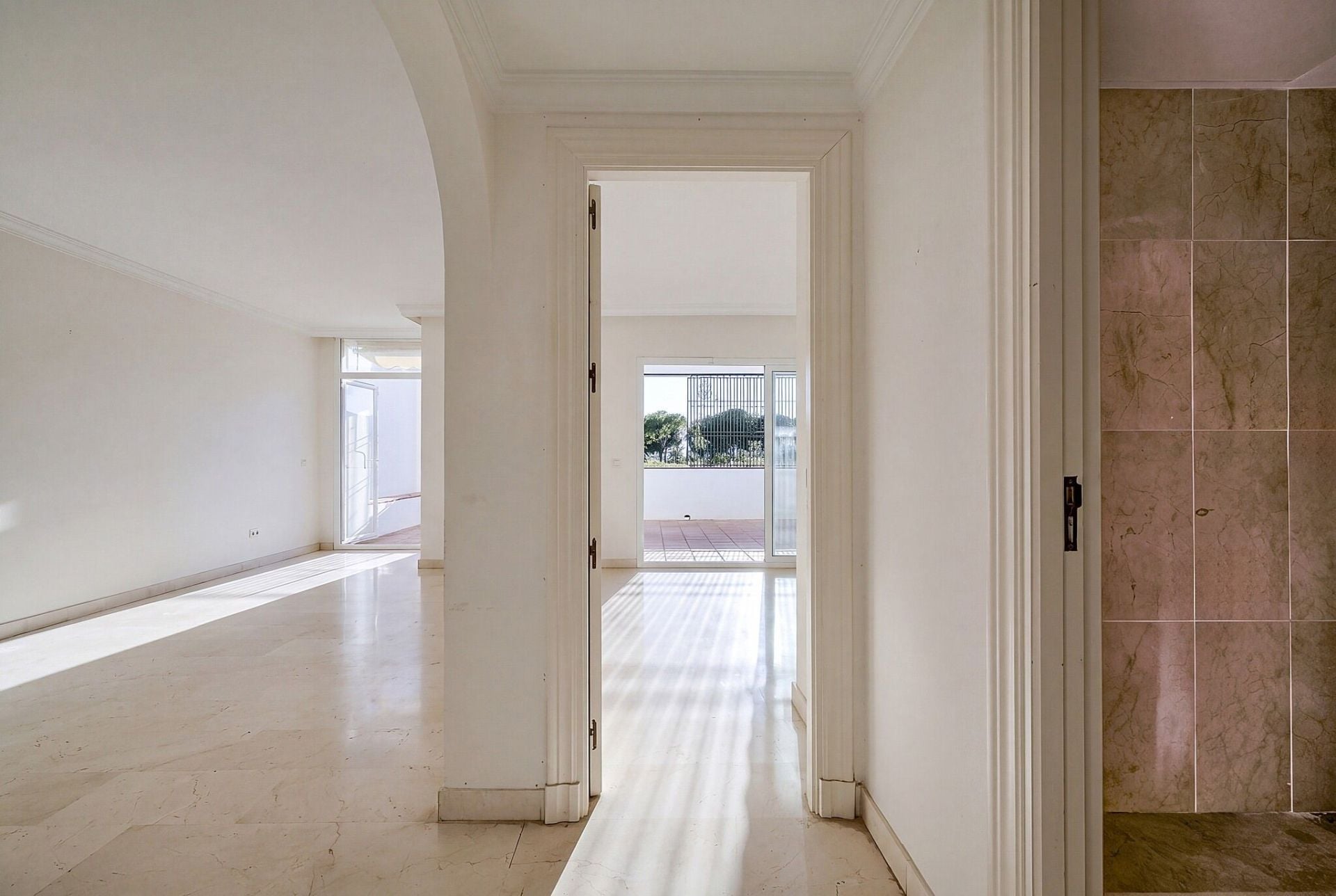 2 Bedroom Apartment in Benahavís - Photo 13