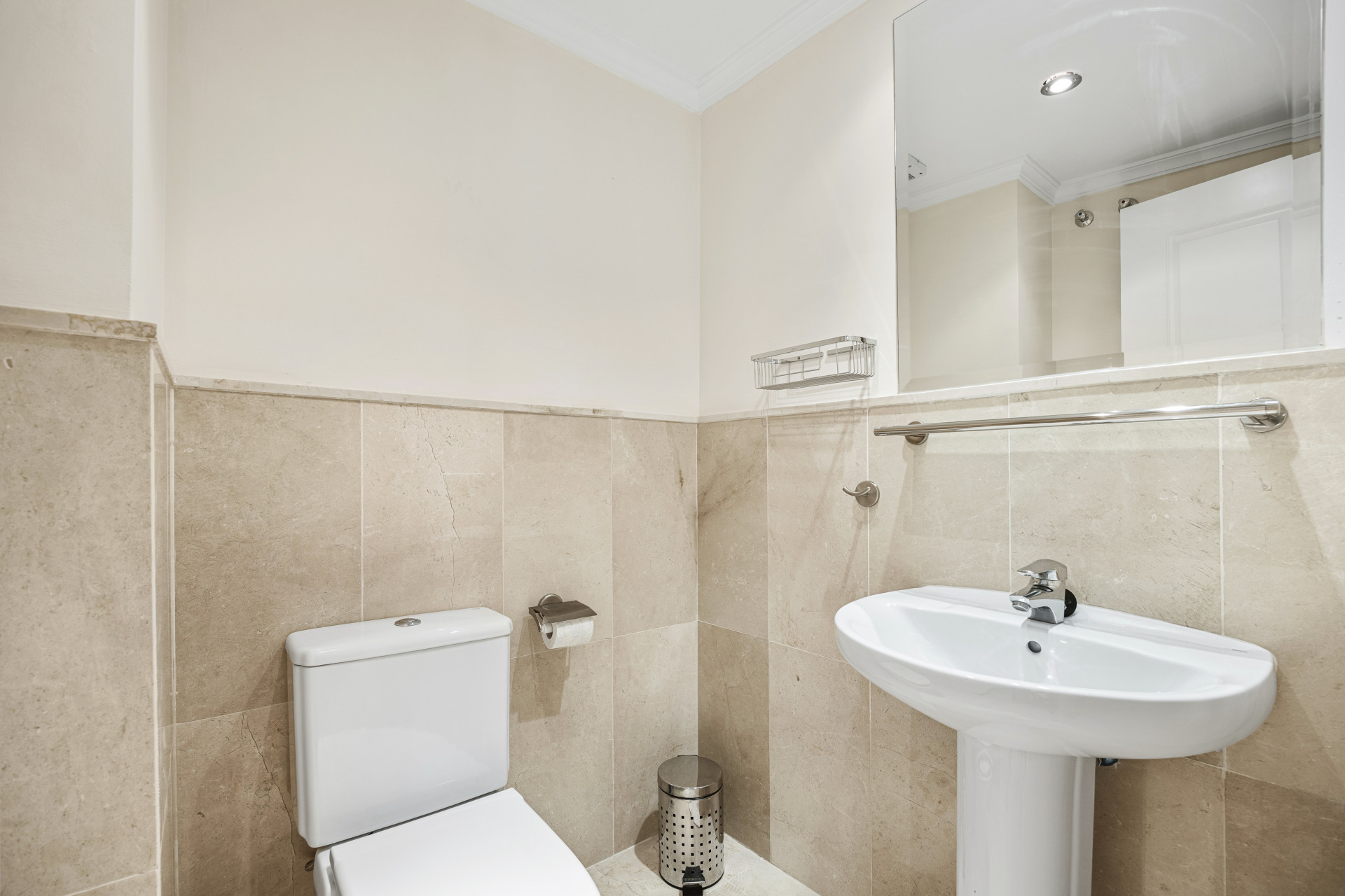 2 Bedroom Apartment in Estepona - Photo 19