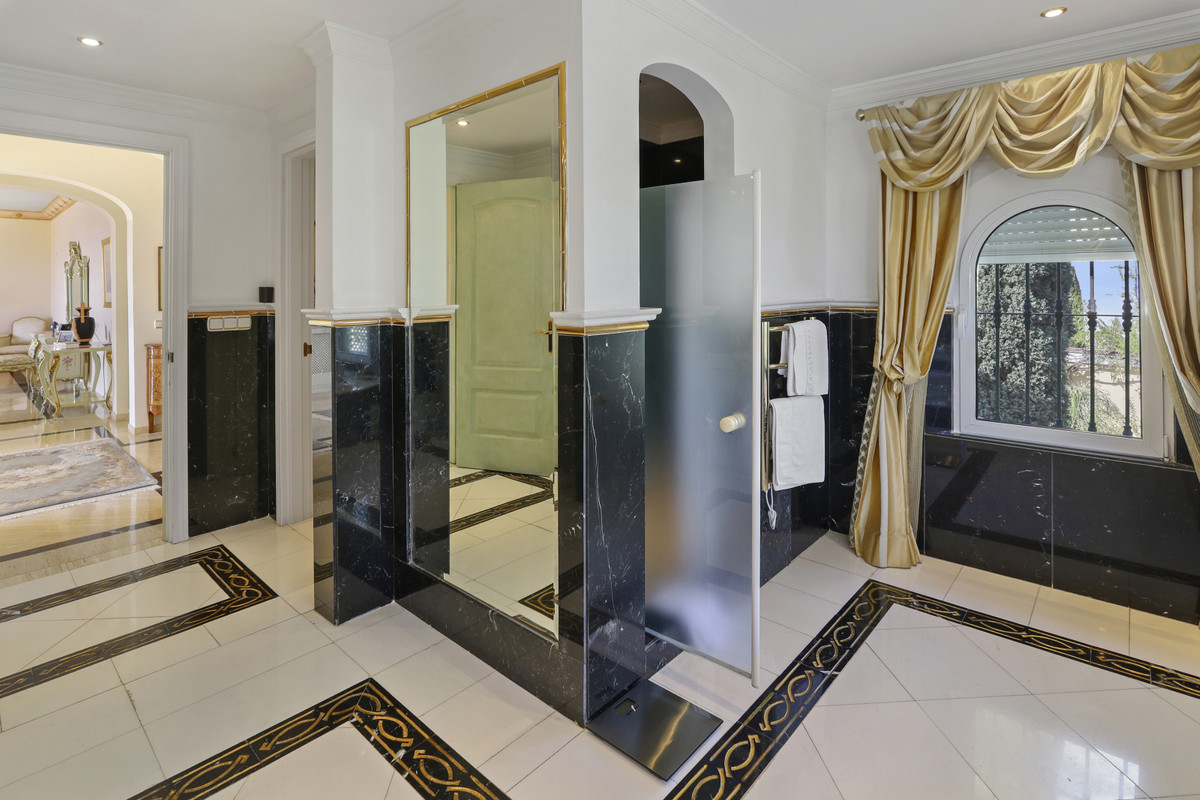 5 Bedroom Villa in Estepona - Photo 28