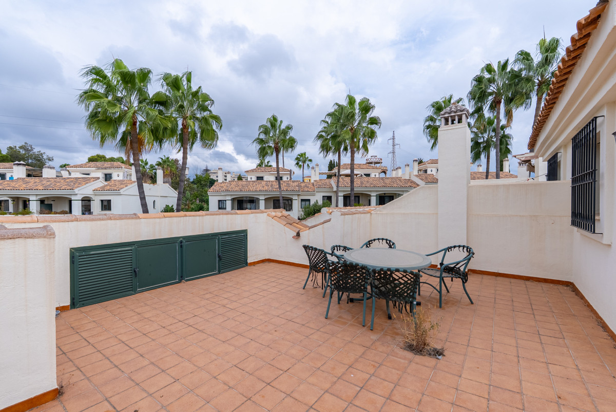 4 Bedroom Townhouse in Estepona - Photo 27