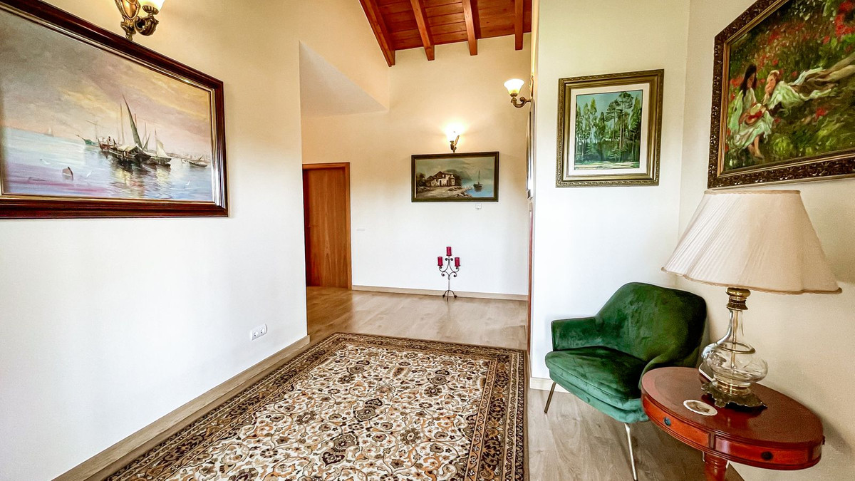 6 Bedroom Villa in Marbella - Photo 32