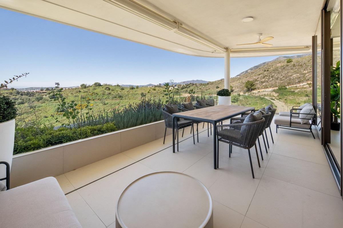 2 Bedroom Apartment in Benalmádena - Photo 2