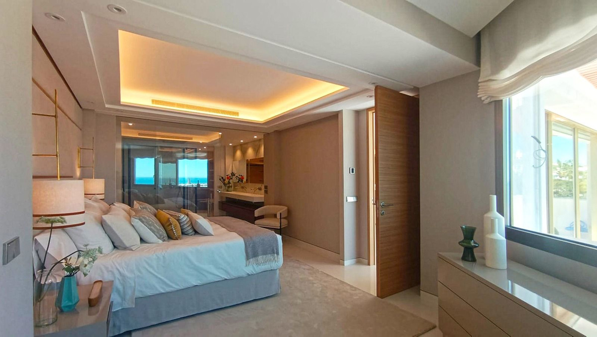 4 Bedroom Apartment in Marbella - Photo 31
