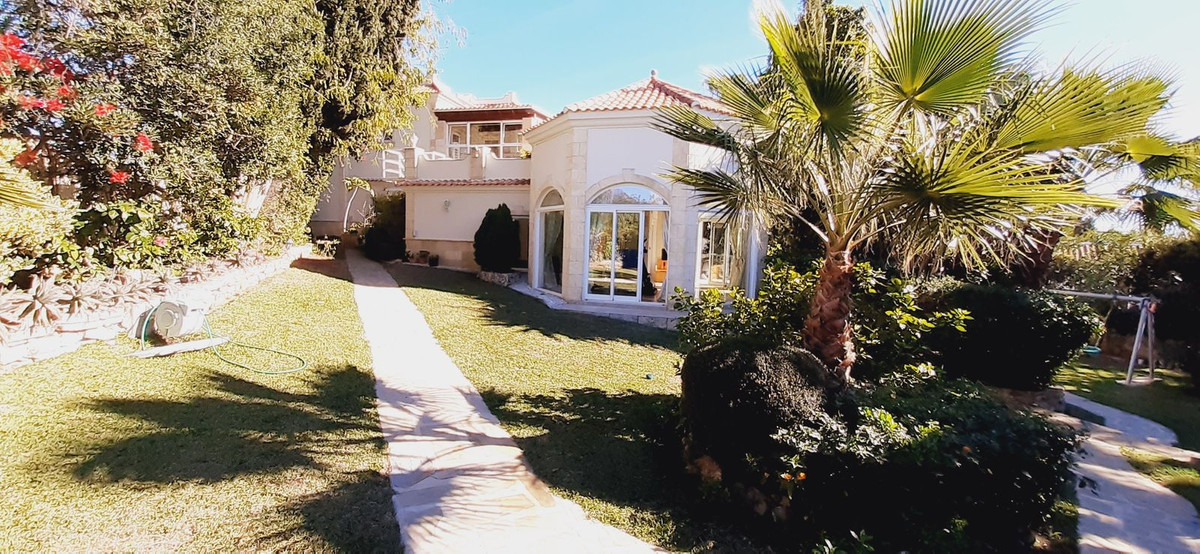 5 Bedroom Villa in Marbella - Photo 4